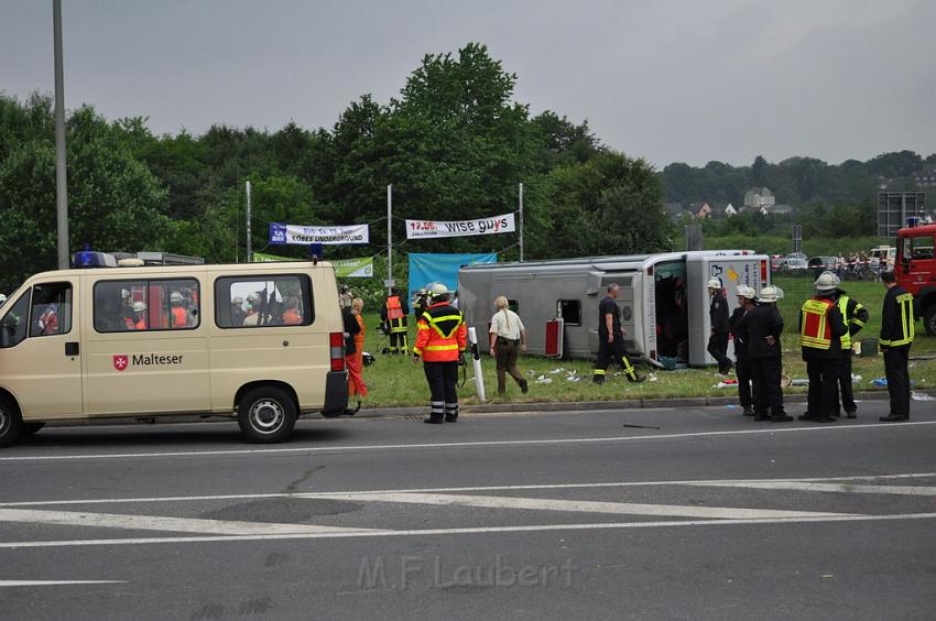 Schwerer Unfall mit Reisebus Lohmar Donrather Dreieck P410.JPG